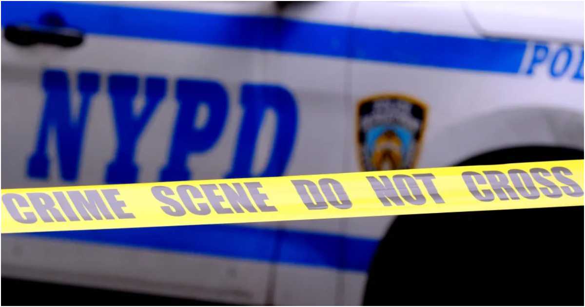 প্রতীকী ছবিতে দুর্ঘটনাস্থলে পার্ক করে রাখা এনওয়াইপিডির গাড়ি। ফাইল ছবি